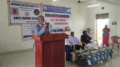 திருமயம்: அரசு கலை மற்றும் அறிவியல் கல்லூரியில் சாலை பாதுகாப்பு குறித்து நீதிபதிகள் மாணவர்களிடம் சிறப்புரையாற் றினர் வட்ட சட்டப் பணிகள் குழுவின் சார்பாக நடந்து