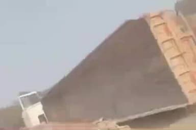 पिंडवाड़ा: जनापुर सर्किल पर टाइल्स से भरा ट्रक पलट गया, हादसे में चालक घायल, मौके पर पहुंची 108 एंबुलेंस