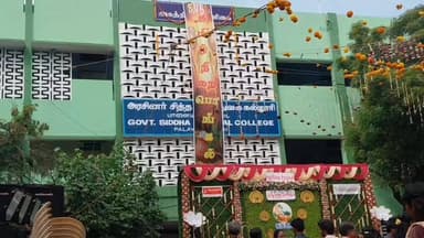 பாளையங்கோட்டை: முருகன் குறிச்சி அரசு சித்த மருத்துவக் கல்லூரியில் சமத்துவ பொங்கல் விழா. மாணவ மாணவிகள் கொண்டாட்டத்தில் ஈடுபட்டனர்.