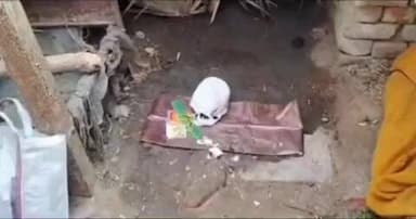 हुसैनाबाद: मोहम्मदगंज में दरवाजे पर मिली इंसानी खोपड़ी, सिंदूर-कंघी के साथ रहस्यमयी हरकत से गांव में दहशत