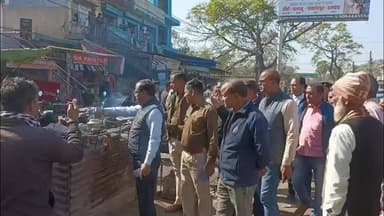 बलियापुर: बलियापुर में अंचल अधिकारी और थाना प्रभारी ने पुलिस बल के साथ अतिक्रमण हटाओ अभियान चलाया