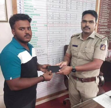 ಕನಕಪುರ: ಕೋಡಿಹಳ್ಳಿ ಪೊಲೀಸರಿಂದ ವಾರಸುದಾರರಿಗೆ ಮೊಬೈಲ್ ಹಿಂತಿರುಗಿಸಲಾಯಿತು
