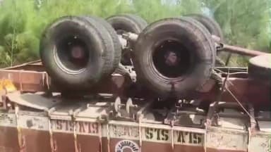 రాజాం సమీపంలో లారీ బోల్తా,త్రుటిలొ తప్పిన ప్రమాదం.