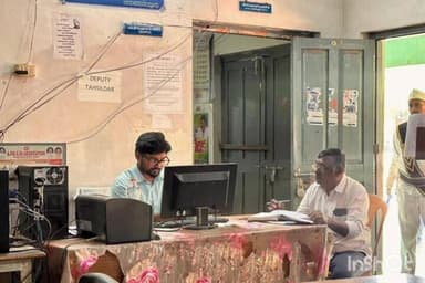 నెల్లిమర్ల: అమకం గ్రామంలో రైతులకు పాసుపుస్తకాలు పంపిణీ చేసిన,జెసి సేధు మాధవన్