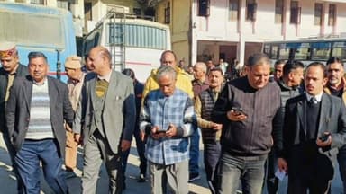 सरकाघाट: सरकाघाट में आधुनिक बस अड्डे के निर्माण को मिली गति, पूर्व कांग्रेस महासचिव पवन ठाकुर ने अधिकारियों के साथ किया निरीक्षण