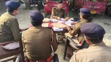 केवटी रनवे: सिटी एसपी अशोक कुमार ने मोरो थाना में की अनुसंधान समीक्षा बैठक, लंबित मामलों के त्वरित निष्पादन पर दिया ज़ोर