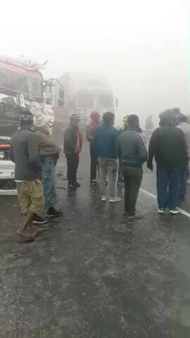 राजातालाब: घने कोहरे के कारण रिंग रोड फेज 2 पर सड़क हादसा, ट्रक आपस में टकराए