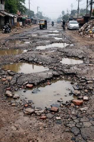 कंडाघाट: चायल-टिक्कर मार्ग को पक्का करने की मांग ग्रामीणों ने उठाई