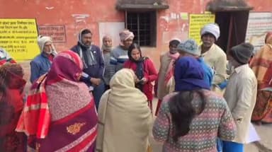 गरखा: परसा के अंजनी गांव में वरीय उपसमाहर्ता ने फार्मर रजिस्ट्री कैंप का निरीक्षण किया