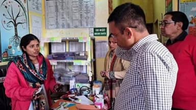 जबेरा: कलेक्टर सुधीर कुमार कोचर ने ग्राम खमरिया मोजीलाल में उपस्वास्थ्य व आंगनबाड़ी केंद्र का किया निरीक्षण