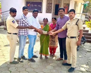 పెద్దకొత్తపల్లి: రోడ్డు ప్రమాదంలో మృతి చెందిన పెద్దకొత్తపల్లికి చెందిన కానిస్టేబుల్ కుటుంబానికి ఆర్థిక సహాయం అందజేసిన జిల్లా పోలీసులు