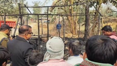 रीगा: खैरवा में आग का तांडव, एक व्यक्ति की जिंदा जलकर मौत, पूर्व विधायक ने दी राहत