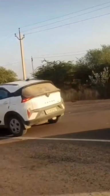 #bhopalgarh रतकुड़िया माटी के सपूत को महिलाओ ने पुष्प वर्षा करते हुए अंतिम विदाई गांव में वाहन पर विकास सेंवर के करती नजर...