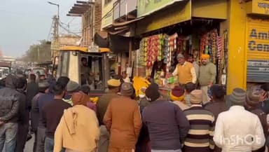 डीग: डीग में अतिक्रमण पर सख्ती, गणेश मंदिर से लक्ष्मण मंदिर तक चला बुलडोजर, दुकानदारों ने नोटिस के डर से खुद हटाया अतिक्रमण