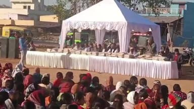 रातू: कड़ाके की ठंड में ओम शंकर गुप्ता का सेवा अभियान, 500 से अधिक महिलाओं को शॉल वितरित