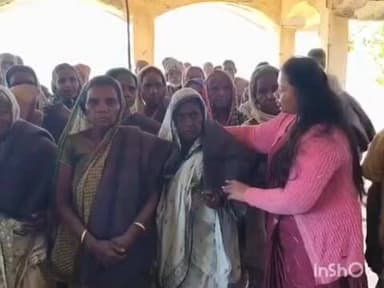 घाटशिला: काड़ाडुबा पंचायत के बुरुडीह सामुदायिक विकास भवन में जिला परिषद सदस्य देवयानी मुर्मू ने कंबल वितरण कार्यक्रम किया आयोजित