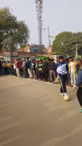gori road par baccho ko khelo mp youth games ke prashikshan dete hue samast Adhikari