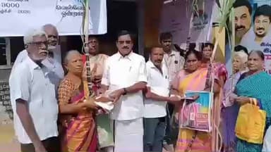 பவானி: மீனாட்சி மண்டபம் பகுதியில் உள்ள ரேஷன் கடையில் பொங்கல் தொகுப்பு வழங்கும் நிகழ்வு நடைபெற்றது இதில் நகர்மன்ற உறுப்பினர் வழங்கி சிறப்பித்தார்