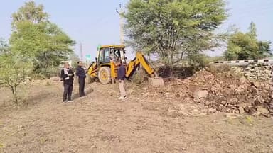 बेगुं: बेगू काटुंदा मार्ग पर किए गए अवैध अतिक्रमण को राजस्व विभाग की टीम ने हटवाया