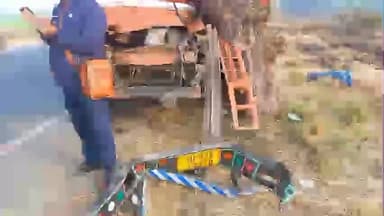 उतरौला: उतरौला बलरामपुर रोड पर अनियंत्रित होकर डीसीएम भारी भरकम पेड़ से टकराई, ड्राइवर बाल-बाल बचा