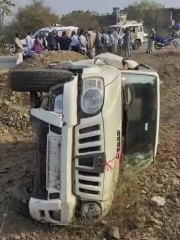 खिलचीपुर: तेज रफ्तार स्कॉर्पियो अनियंत्रित होकर मिट्टी के ढेर से उछलकर 25 फीट दूर गड्ढे में पलटी, ड्राइवर गंभीर रूप से घायल