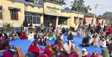 सिंघिया: सिंघिया प्रखंड मुख्यालय पर विभिन्न मांगों को लेकर सीपीआईएम का एक दिवसीय धरना प्रदर्शन