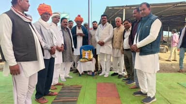 जीरापुर: ब्यावरा के पूर्व विधायक पुरुषोत्तम दांगी ग्राम दौलाज में एक सामाजिक कार्यक्रम में शामिल हुए, शोक संवेदना व्यक्त की