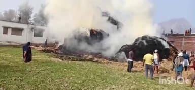 हरिहरगंज: कोढ़ीला गांव में धान के पुवाल में लगी आग, दो किसानों को हुआ एक लाख रुपये का नुकसान