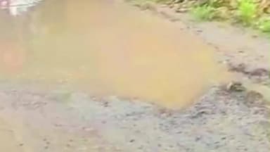 मेजा: पकरी सेवार गाँव में टूटी नाली और सड़क निर्माण न होने से ग्रामीणों में आक्रोश