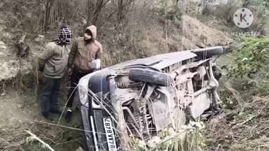 किशनी: किशनी-मैनपुरी मार्ग पर दवा लेने जा रहे परिवार की कार सड़क किनारे गड्ढे में पलटी, तीन लोग हुए घायल