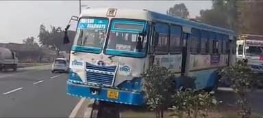 खतौली: मंसूरपुर क्षेत्र के हाईवे मार्ग पर बेकाबू होकर सवारीयों से भरी रोडवेज बस चढ़ी डिवाइडर पर, बड़ा हादसा होने से टला