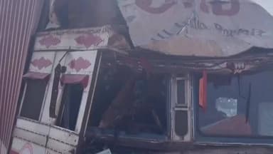 बेरला: बेमेतरा में कोहरे के कारण कंटेनर डिवाइडर से टकराया, चालक को गंभीर हालत में रायपुर मेकाहार अस्पताल रेफर किया गया