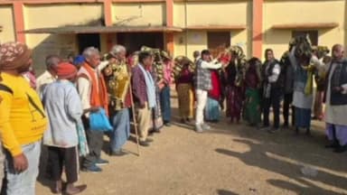 सगमा: सगमा प्रखंड के विरबल पंचायत में जरूरतमंदों को ठंड से मिली राहत, मुखिया व प्रमुख ने किया कंबल वितरण