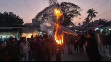 জলঙ্গি: মোদির খুশ পুতুল দাহ!আই-প্যাক অফিসে ইডি হানা! জলঙ্গিতে ব্লক তৃণমূলের ধিক্কার মিছিল, মোদীর কুসপুতুল দাহ