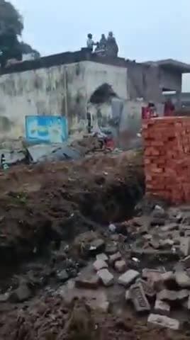 मिश्रिख: गुर संडा गांव में विवाद के चलते दो पक्षों के बीच जमकर हुआ बवाल, लाठी-डंडे और पत्थरबाजी का वीडियो वायरल