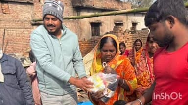 उधवा: कटहलबाड़ी भट्टा गांव में मुखिया प्रतिनिधि ने अग्नि पीड़ित परिवारों को खाद्य व राहत सामग्री दी