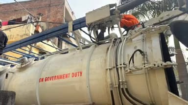 डिफेन्स कॉलोनी: नेहरू नगर में सुपर सेकर मशीन द्वारा कराई गई सीवर की सफाई