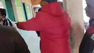 घाट कुसुंभा: पानापुर उच्च विद्यालय में बच्चों से बर्तन साफ कराने का मामला गरमाया, बर्खास्तगी की उठी मांग