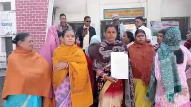 करौं: जल मीनार चालू करने की मांग लेकर करौं प्रखंड कार्यालय पहुंची महिलाएं, बीडीओ से मिलकर समस्या निदान की मांग की