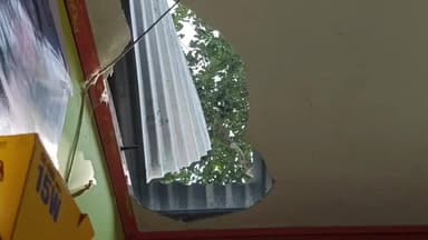 সৃজনগ্ৰাম: নিশা উত্তৰ শালমাৰাত চুৰিকাণ্ড, বৃহস্পতিবাৰে মোবাইল দোকানত মালিকে জানিবলৈ দিয়ে যে চোৰৰ দলে টিনপাত কাটি চুৰি কৰে