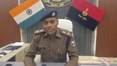 भोजपुर पुलिस को मिली बड़ी सफलता: वाहन चेकिंग के दौरान तरारी थाना क्षेत्र से देशी कट्टा और जिंदा कारतूस के साथ तीन अभियुक्त को किया गया गिरफ्तार।
01 देशी कट्टा, 01 जिंदा कारतूस एवं 01 मोटरसाइकिल बरामद।