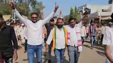 કવાંટ: નગરમાં સન્માન સમારોહ કાર્યક્રમને લઈને ભવ્ય રેલી યોજાઇ, ખૂબ મોટી સંખ્યામાં લોકો રેલીની અંદર જોડાયા.