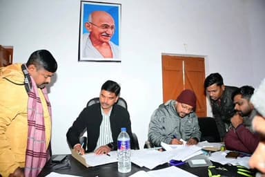 कस्बा: मलहरिया पंचायत के मुखिया ने पंचायत में चल रहे विकासात्मक कार्यों की की समीक्षा