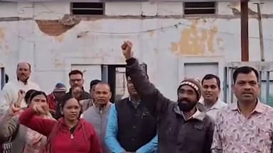 बेरला: बेमेतरा जिले के शिक्षकों में VSK, AAP से ऑनलाइन उपस्थिति पर आक्रोश, हेडमास्टर वेलफेयर एसोसिएशन ने सौंपा ज्ञापन