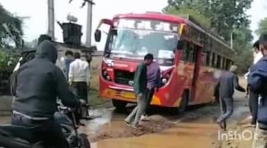 गंधवानी: बलवारी-जीराबाद मार्ग की हालत खस्ता, बस फंसी, यात्रियों ने बनाया वीडियो, प्रशासन से ध्यान देने की मांग