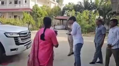 గజ్వేల్: మేడారం జాతరకు రావాలని ఎర్రవల్లి ఫామ్ హౌస్ లో మాజీ సీఎం కేసీఆర్ ను ఆహ్వానించిన మంత్రులు కొండా సురేఖ, సీతక్క