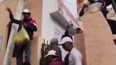 हथीन: ग्राम मानपुर में प्रतियोगी परीक्षाओं में उत्तीर्ण युवाओं को किया सम्मानित, जिला शिक्षा अधिकारी मामराज रावत भी थे मौजूद