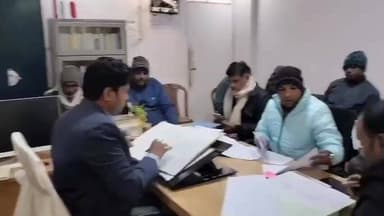 धमदाहा: सरकार आपके द्वार कार्यक्रम के आवेदनों की कार्रवाई की एसडीएम ने की समीक्षा