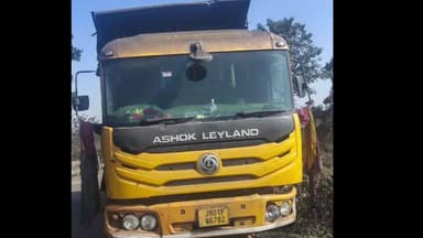 इटखोरी: खोटाही पुल पर चालक की लापरवाही से हाइवा दुर्घटनाग्रस्त, चालक और उपचालक फरार