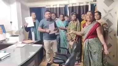 રાધનપુર: રાધનપુર નગરપાલિકામાં મહિલાઓ પાયાની સુવિધાઓને લઈને માટલા ફોડી અનોખો વિરોધ દર્શાવ્યો